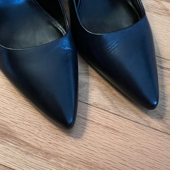 Michael Kors Dorothy Flex Leather Pump - Picture 8 of 12